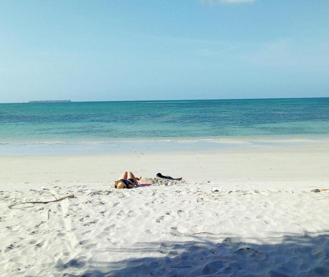 L&J Modern Backpackers Kigamboni Beach House Bed and Breakfast Dar es Salaam Exterior foto
