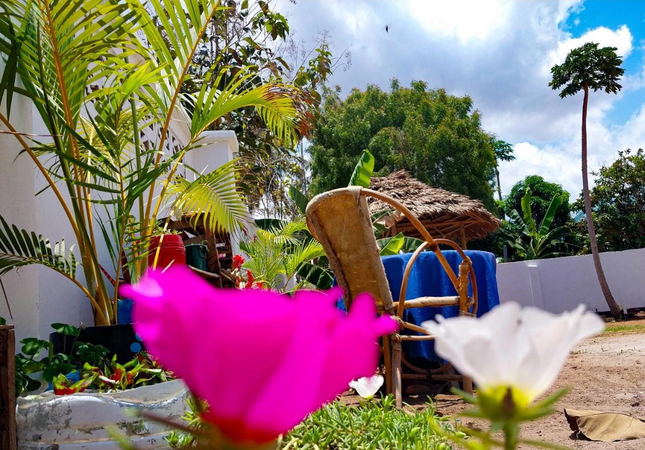 L&J Modern Backpackers Kigamboni Beach House Bed and Breakfast Dar es Salaam Exterior foto